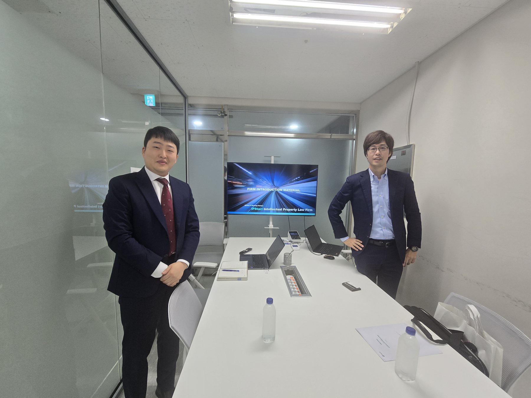 在 Pine IP Firm 板桥办公室与 IPStart 专利律师 Tomoyuki Serizawa 会面的场景